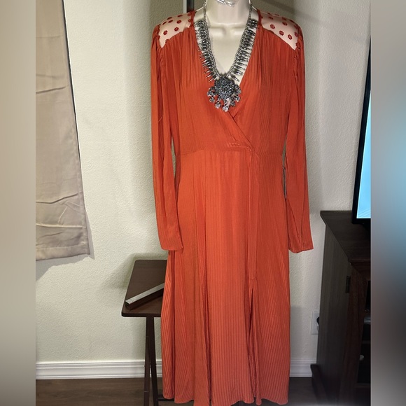 NSR Dresses & Skirts - NWT Perfect Fall Dress! Color, length and details are on trend for Fall 2023 🍁